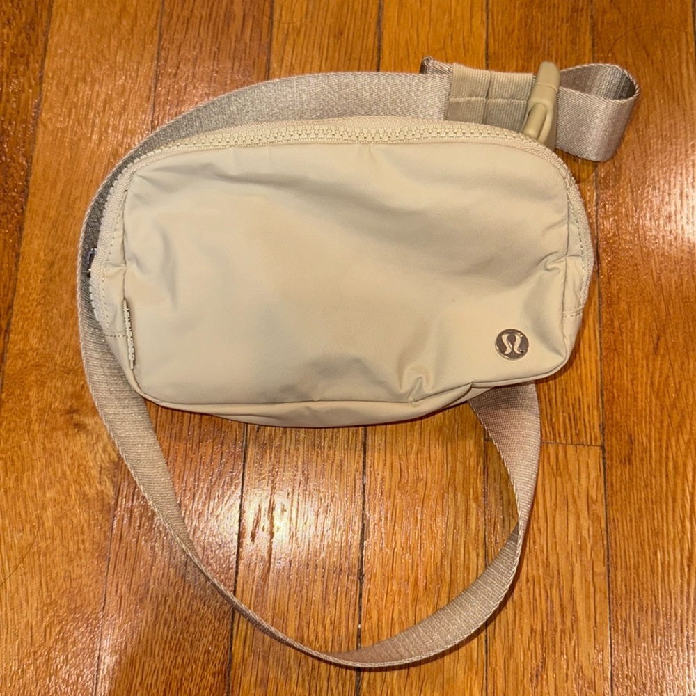 Lululemon everywhere belt bag